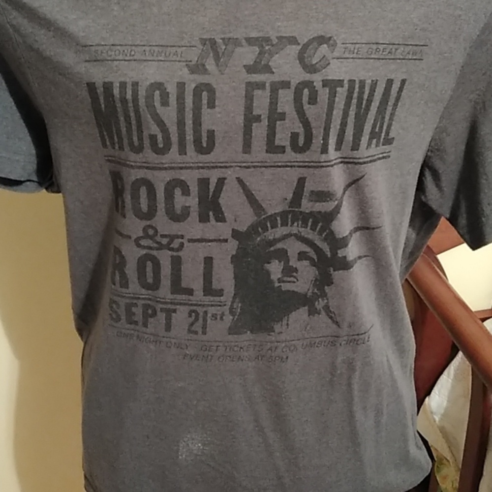 Old Navy T shirt